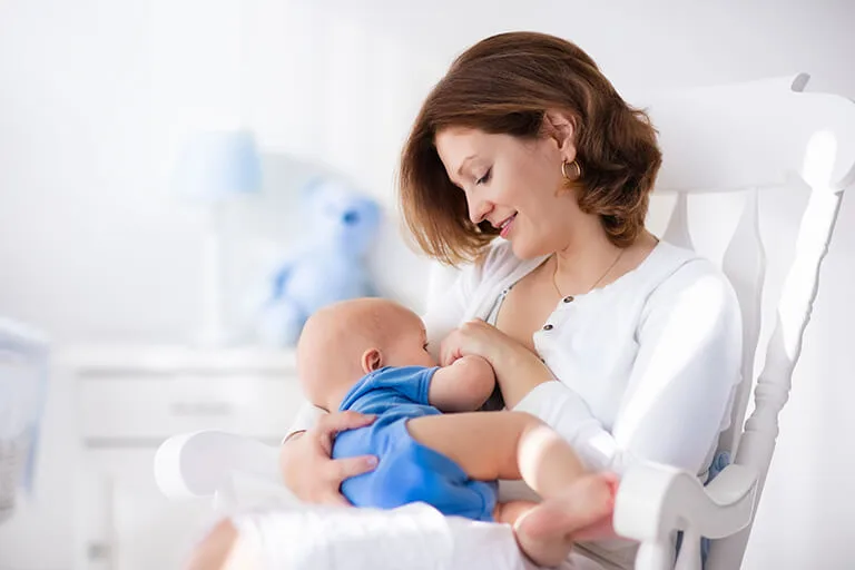 Mamãe amamentando o seu bebê Mamãe amamentando o seu bebê