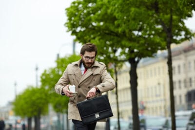 Como calcular faltas e atrasos no trabalho