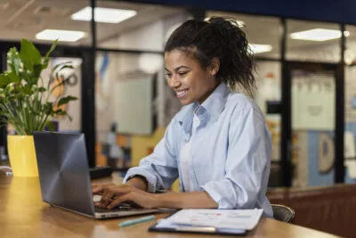 Como a assinatura eletrônica da folha de ponto ajuda o RH da sua empresa