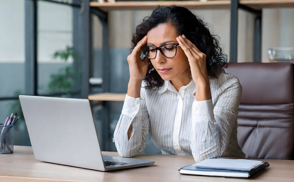 Pessoa desperdiçando tempo com apuração de ponto