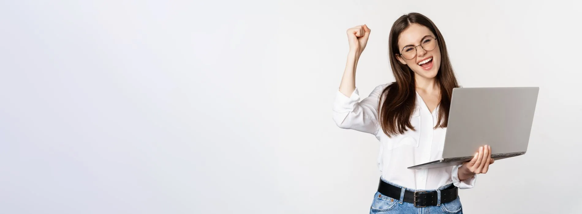 Empresária feliz com a gestão de férias da Ortep